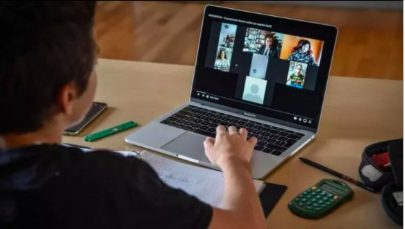 Dad, bambino di 9 anni espulso perché fa le linguacce: il padre era in smartworking