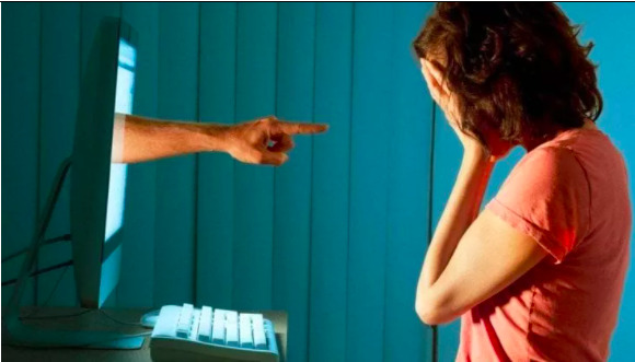 Cyberbullismo, 14enne creava chat per offendere una coetanea: il questore di Milano lo ammonisce