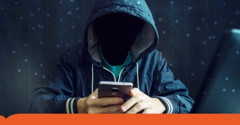 uomo al telefono con volto nero