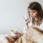 bambina con il telefono in mano