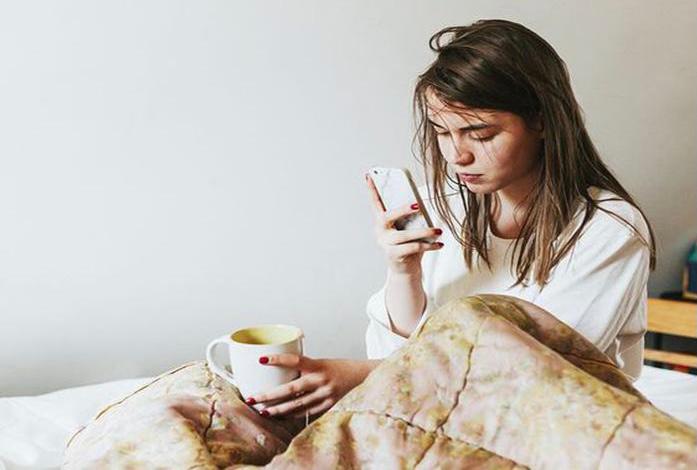 La droga dello scrolling e la generazione “appesa”