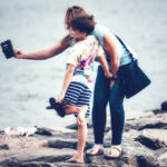 Sharenting se i genitori spammano i figli in rete. Un esempio di selfie madre-figlio.