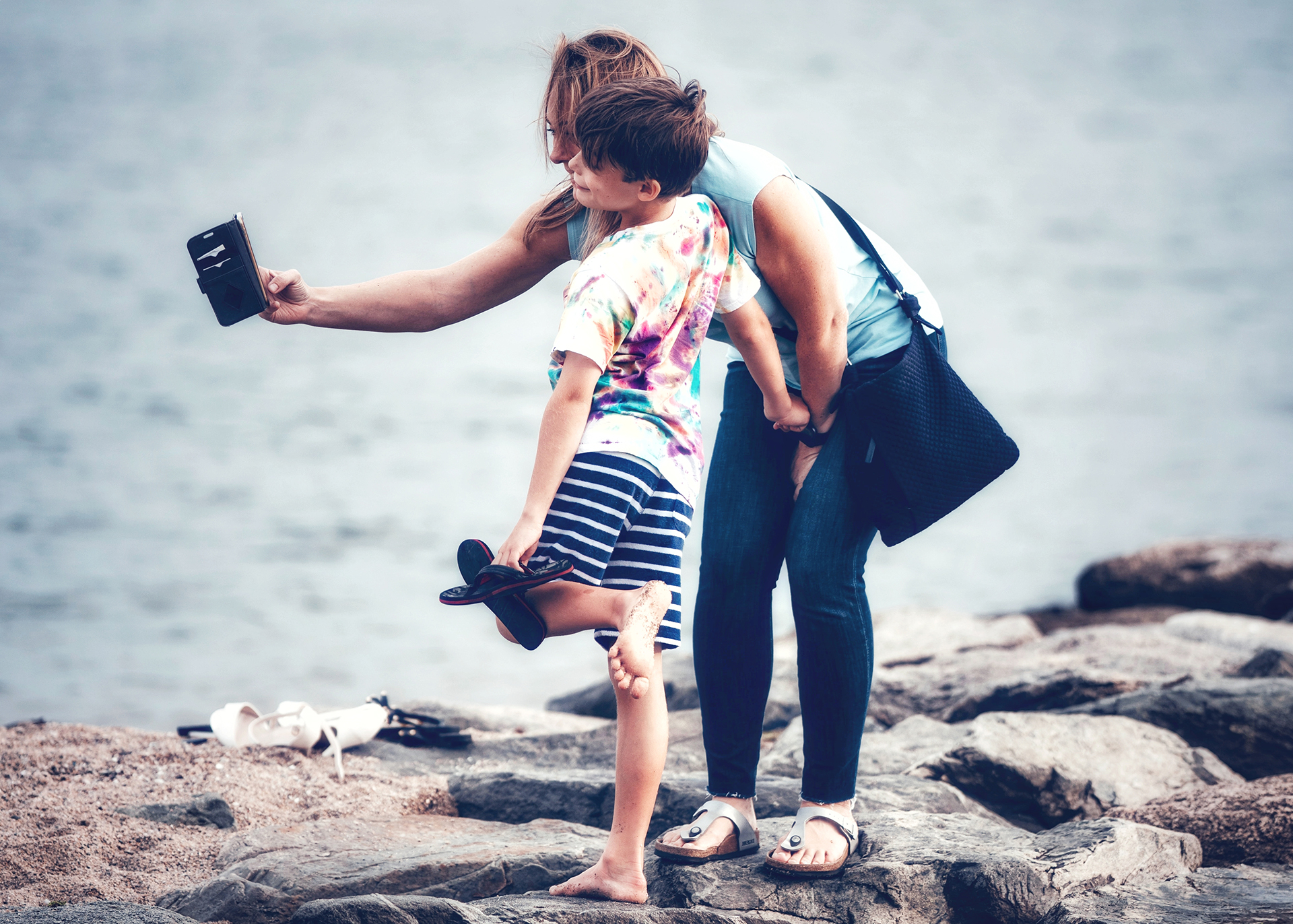 Sharenting se i genitori spammano i figli in rete. Un esempio di selfie madre-figlio.