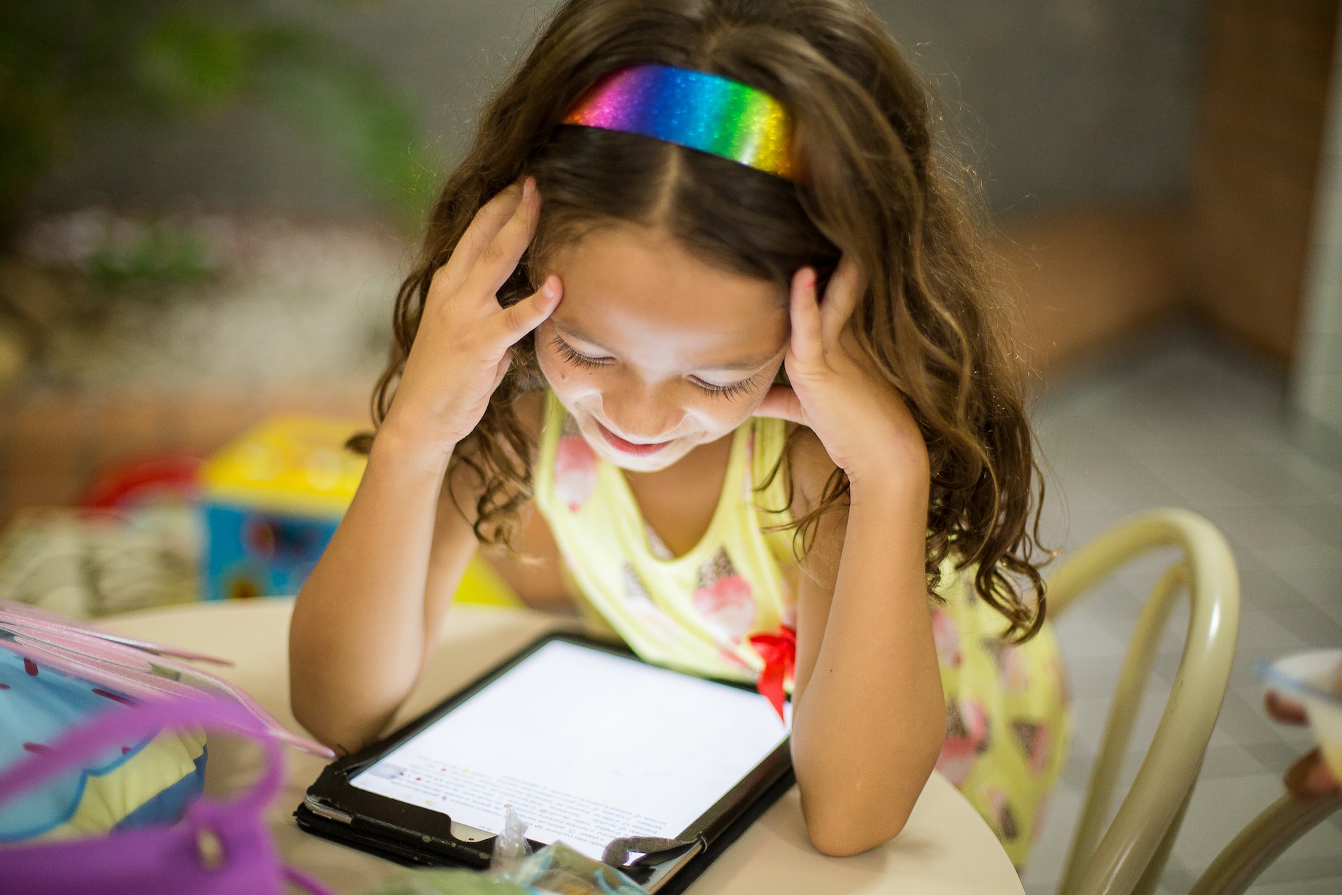 bambina assorta mentre utilizza il tablet. nessuno pensa che è una questione di salute
