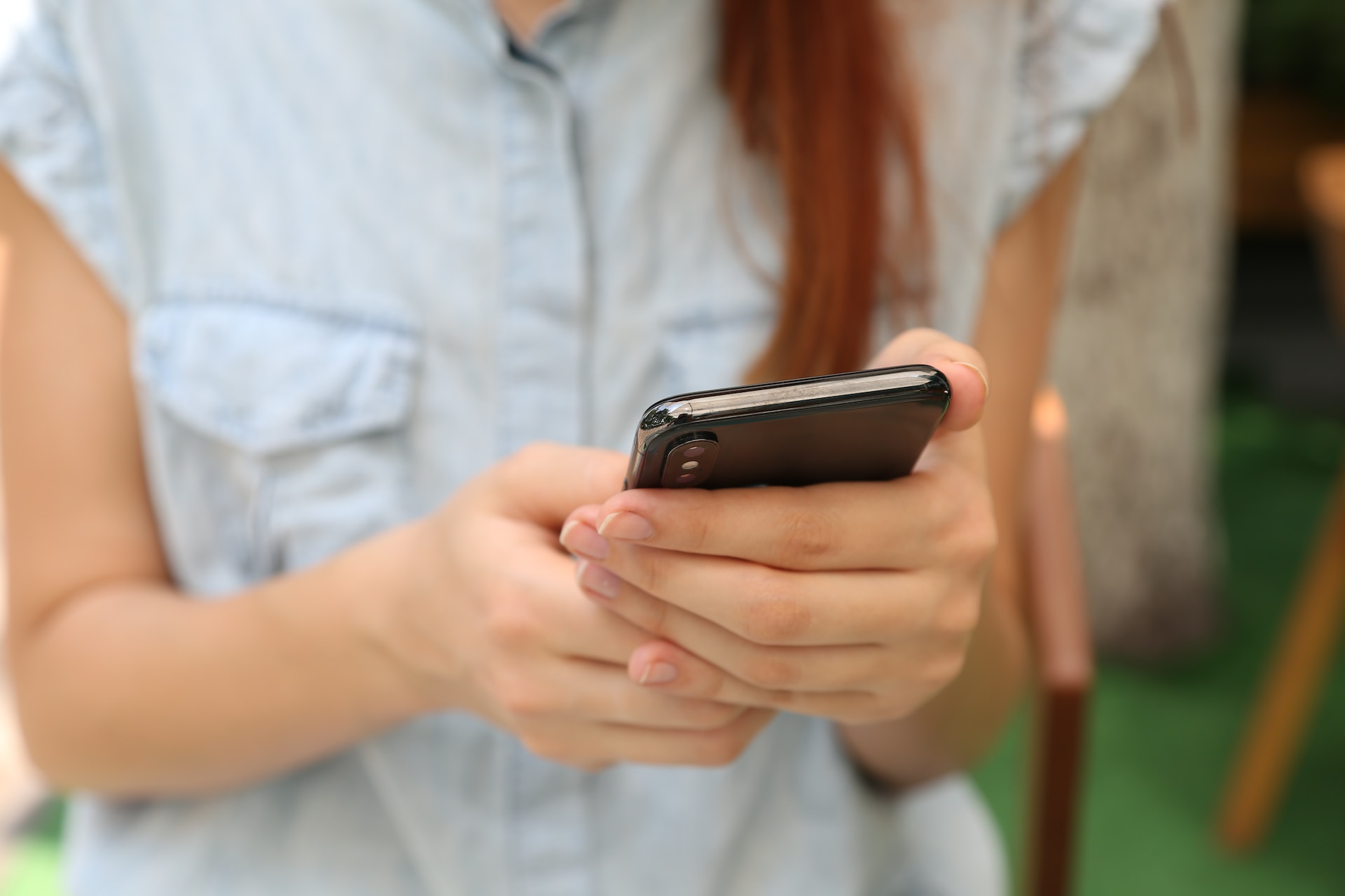 Ragazza concentrata sul proprio smartphone.
Le ragazze sono statisticamente più a rischio per quanto riguarda i disturbi alimentari, fenomeni connessi all'isolamento.