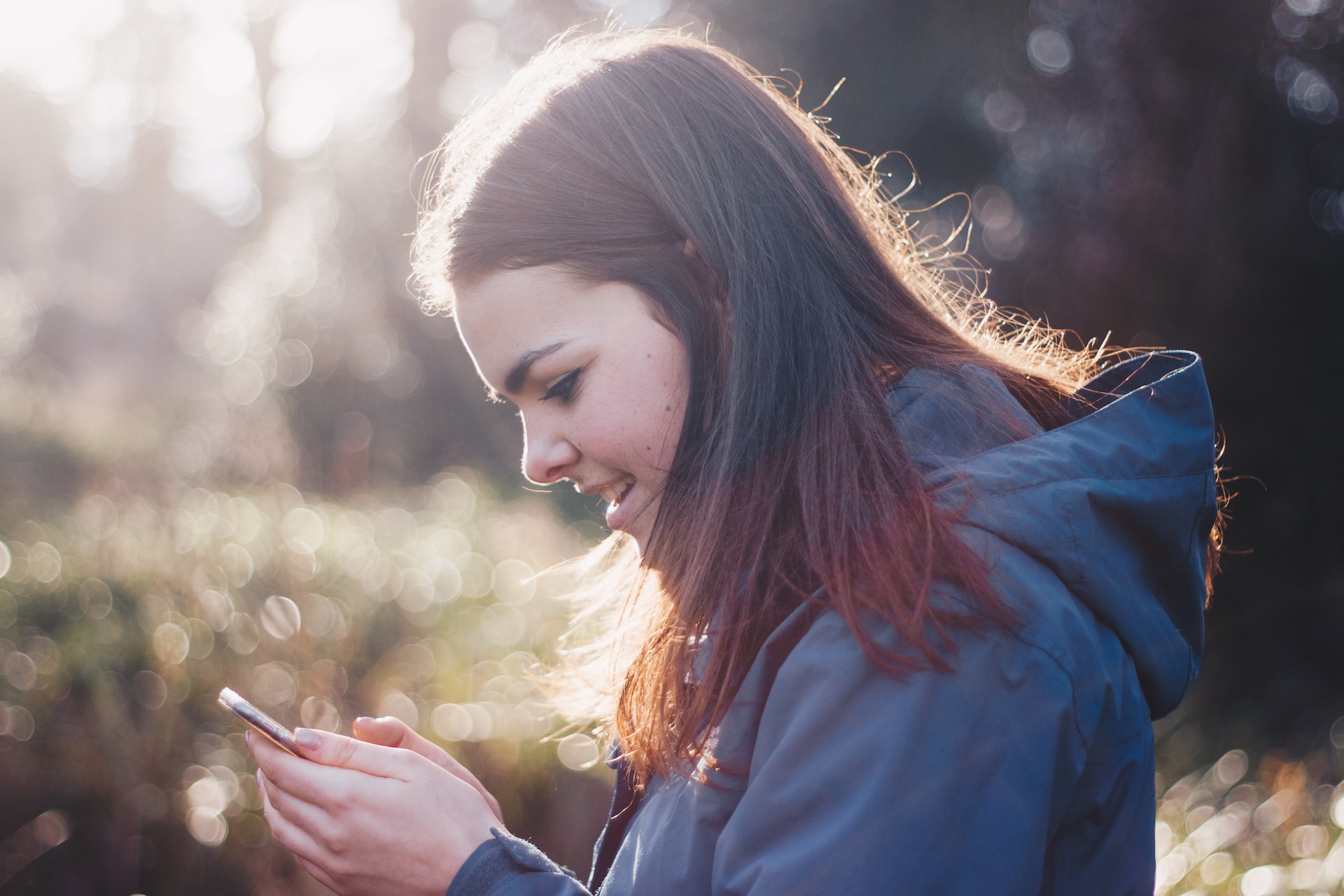 una ragazza naviga online con il proprio smartphone